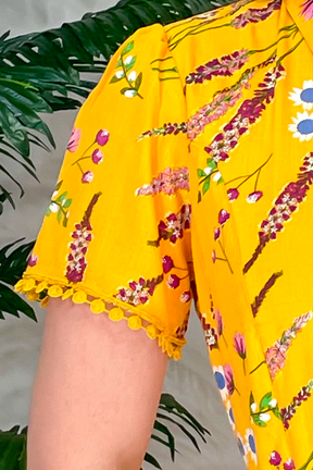 Vestido amarelo estampado com Botões funcionais, bolsos e detalhes em Guipir