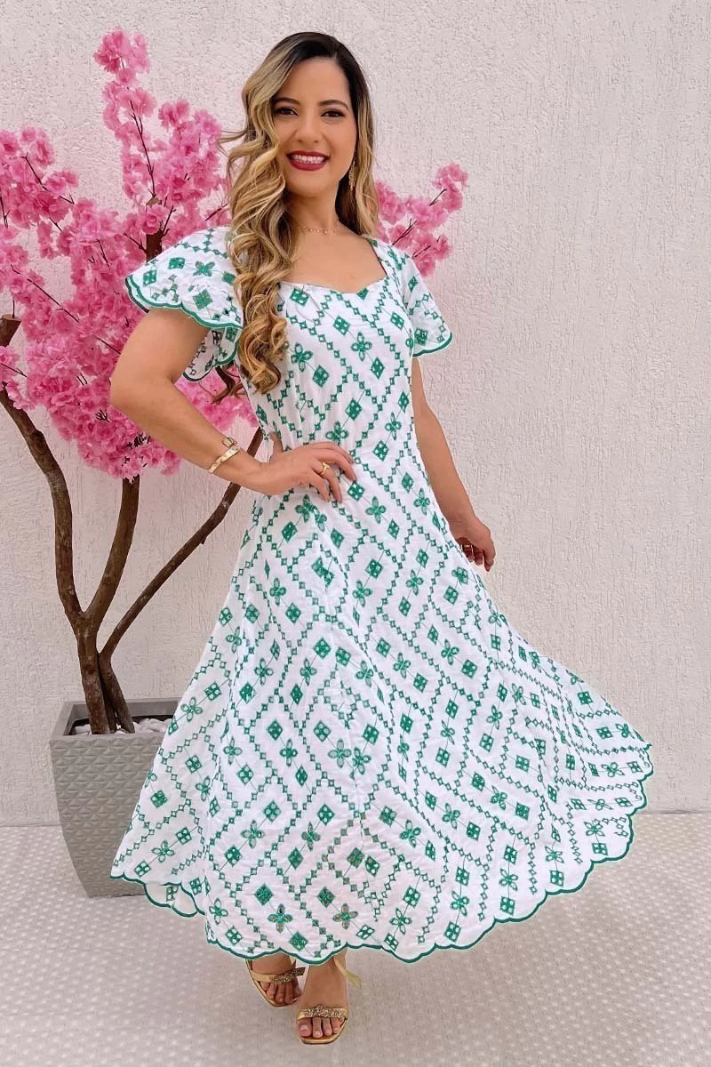 Vestido Branco Com bordados verdes elegante