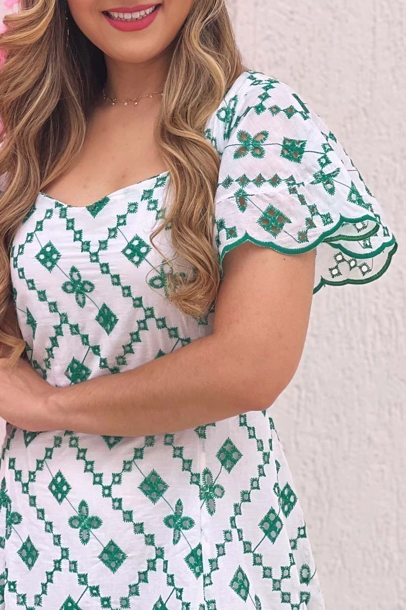 Vestido Branco Com bordados verdes elegante