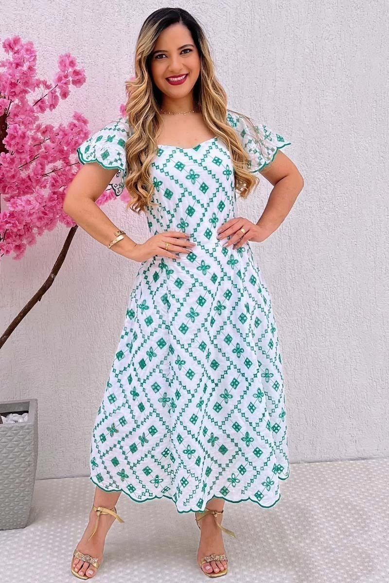 Vestido Branco Com bordados verdes elegante