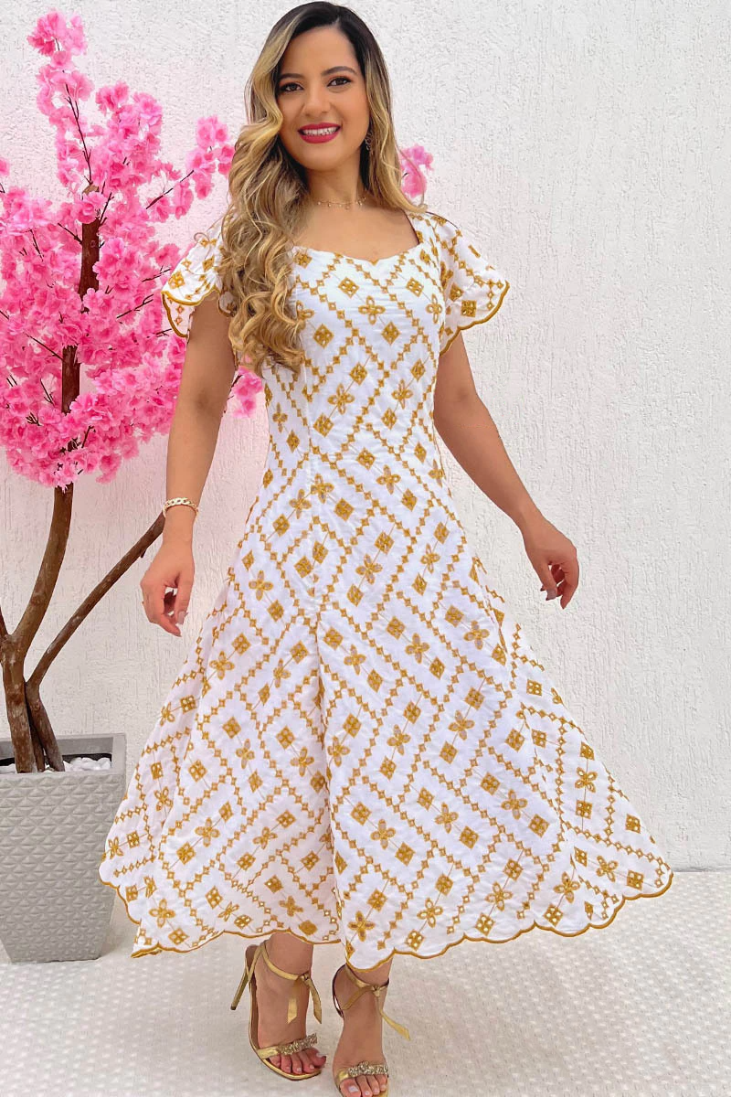 Vestido branco com bordados dourados