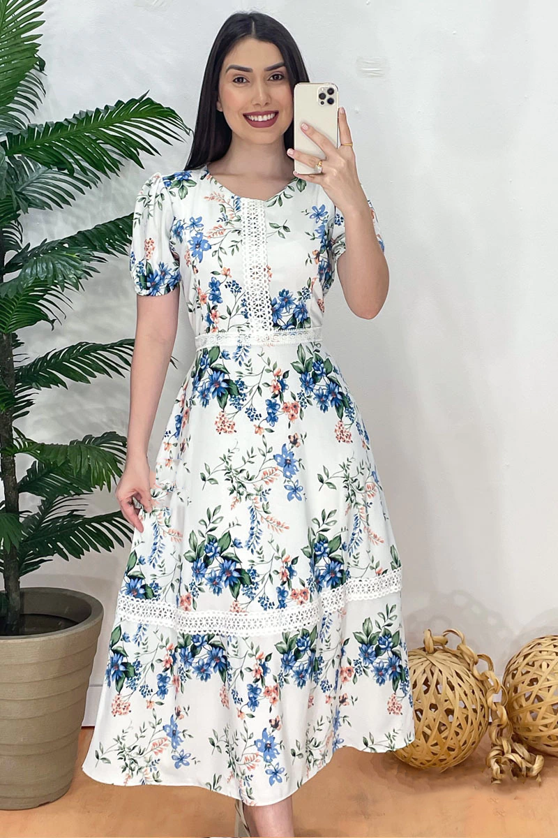 Vestido com estampa delicada forrado e detalhes em Guipi