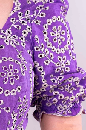 Vestido em Laise Roxo com Bordados elegantes