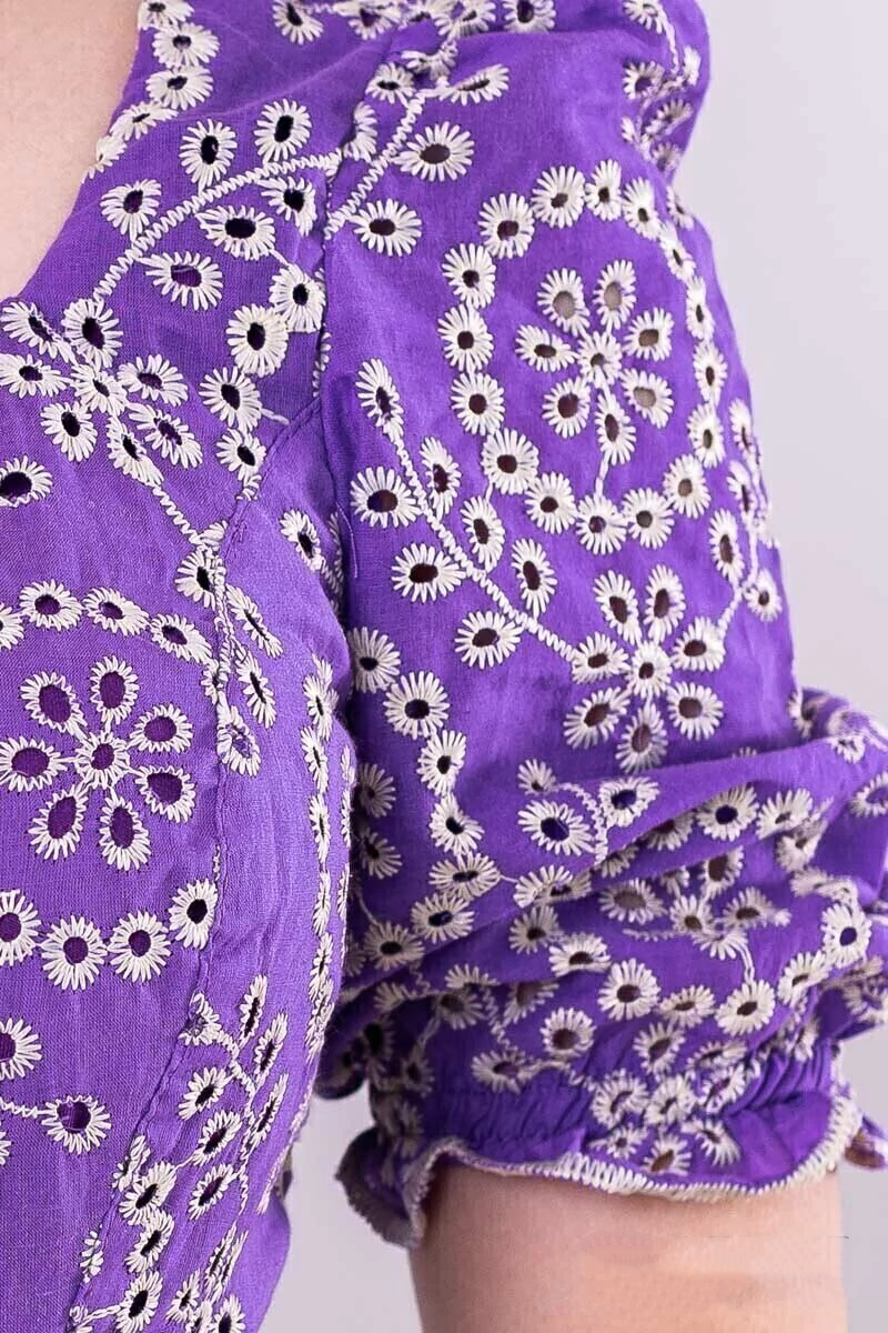 Vestido em Laise Roxo com Bordados elegantes