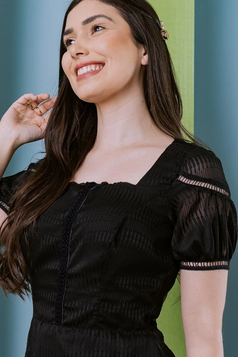 Vestido em Chiffon Três Marias Preto com detalhes em entremeios na manga e saias