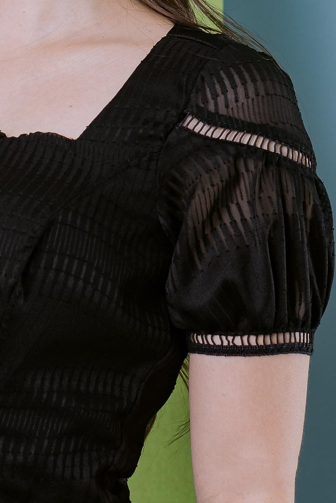 Vestido em Chiffon Três Marias Preto com detalhes em entremeios na manga e saias