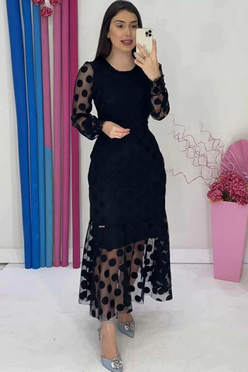 Vestido em Tule Preto com Detalhes em Guipir